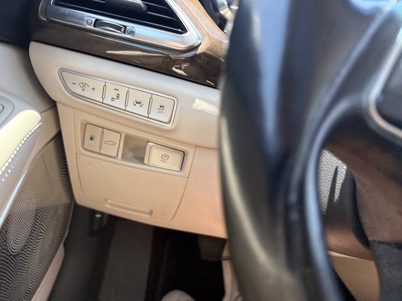 Used 2017 Genesis G90 3.3T Premium RWD image 22