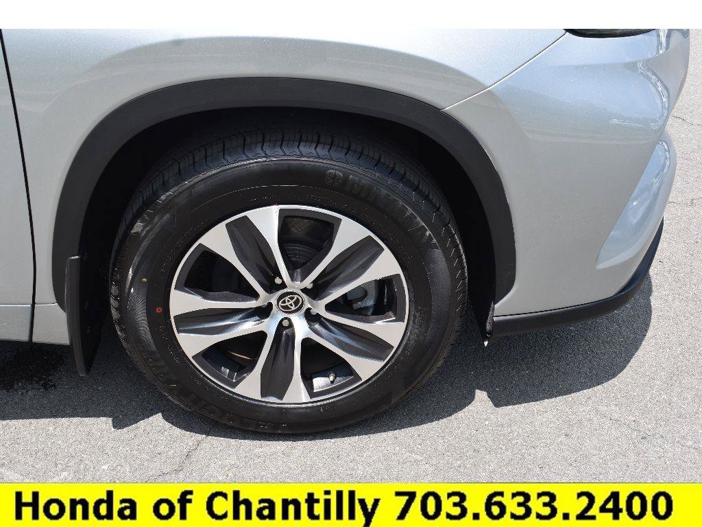 Used 2022 Toyota Highlander XLE AWD/4WD image 36
