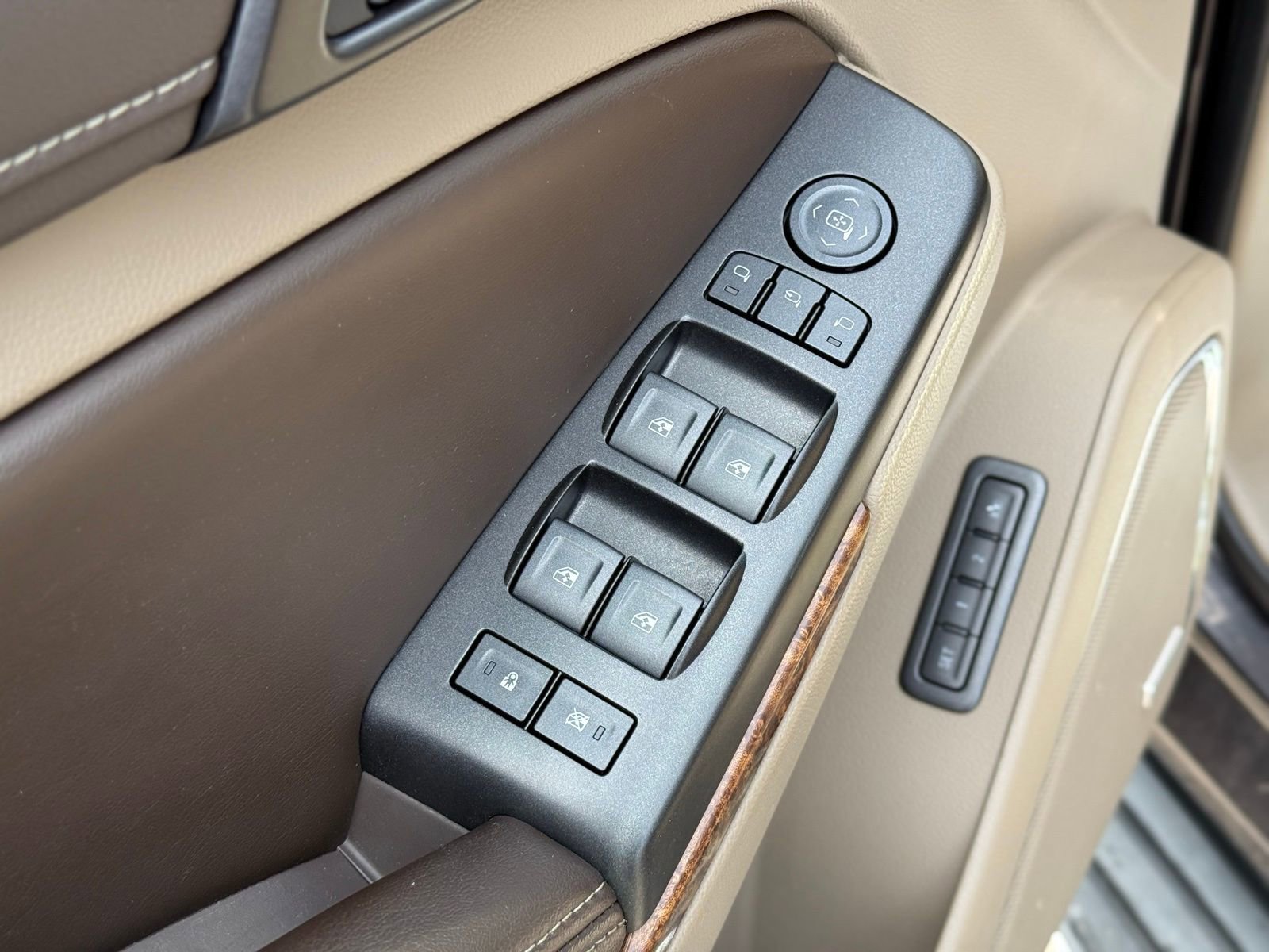 Used 2016 Chevrolet Tahoe LTZ AWD/4WD image 7