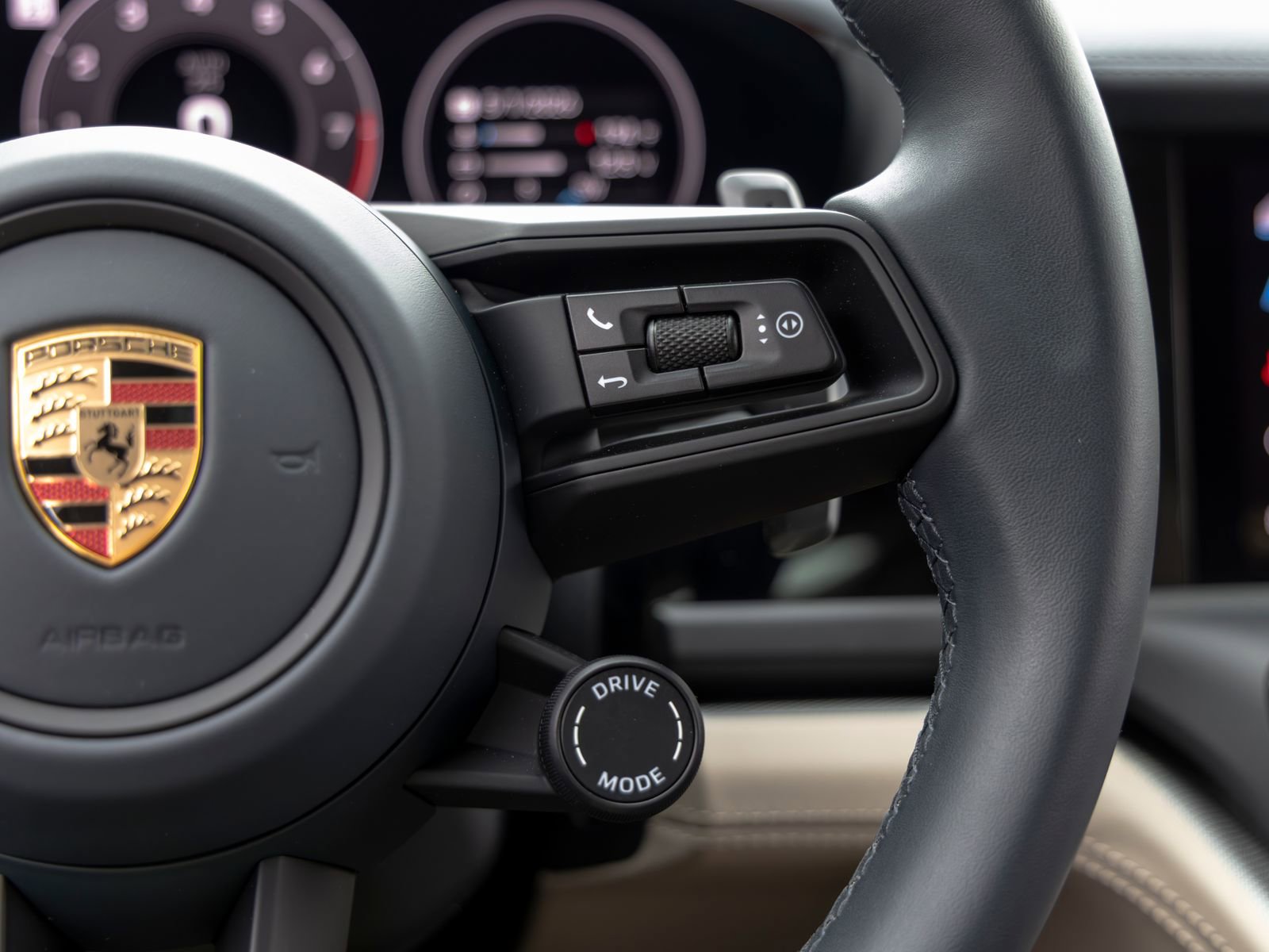 Certified 2025 Porsche Panamera image 32