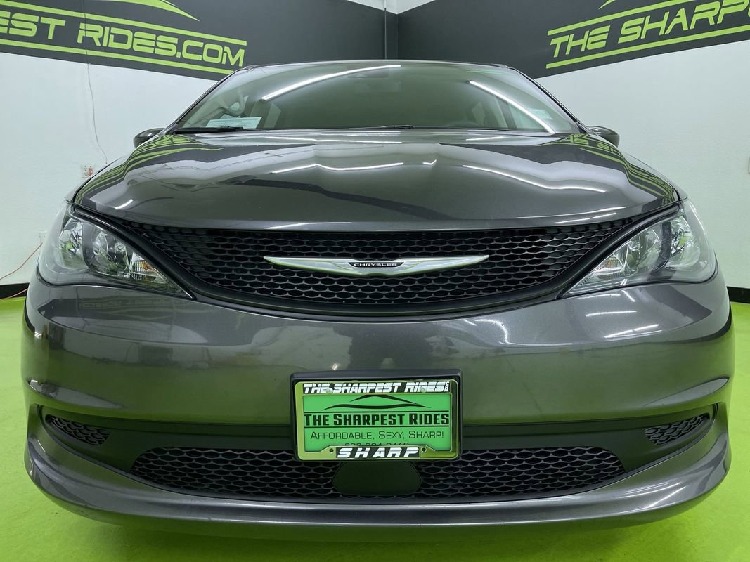 Used 2023 Chrysler Voyager LX image 3