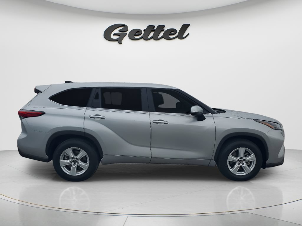 Used 2023 Toyota Highlander LE FWD image 4
