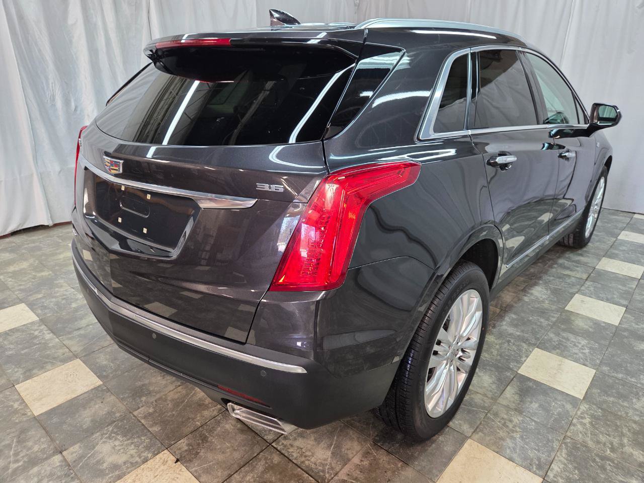 Used 2017 Cadillac XT5 Premium Luxury w/ Advanced Security Package AWD/4WD image 6