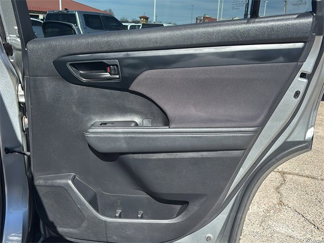 Used 2020 Toyota Highlander LE image 12