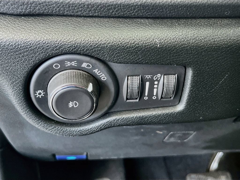 Used 2026 Chrysler Pacifica Limited FWD image 10