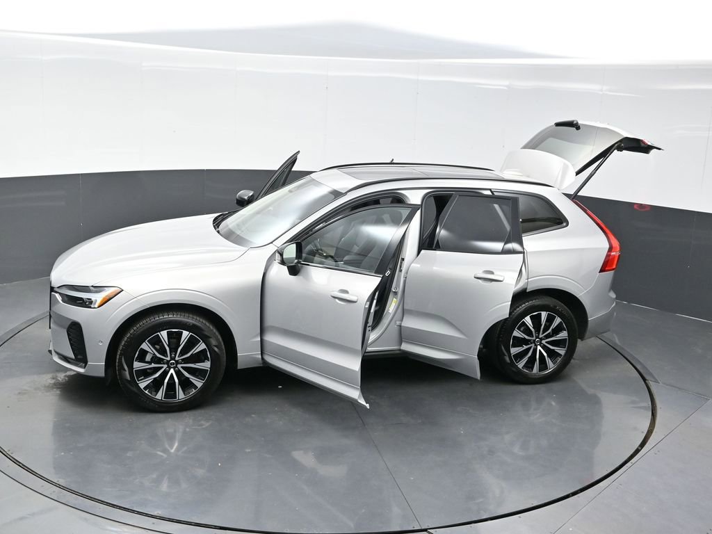 Used 2025 Volvo XC60 B5 Plus image 33