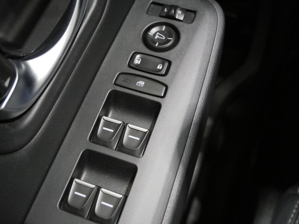 Used 2025 Honda Pilot Touring image 14