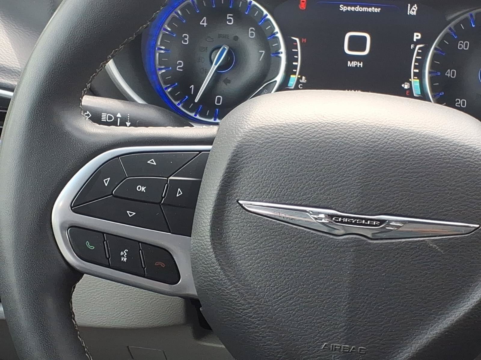 Used 2024 Chrysler Pacifica Touring-L FWD image 11