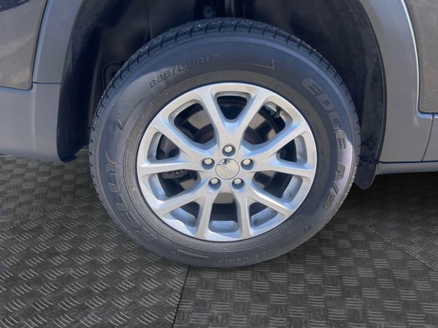 Used 2018 Jeep Cherokee Latitude Plus image 34