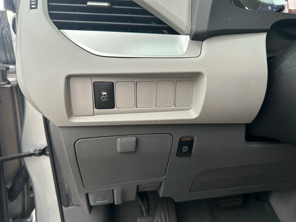 Used 2020 Toyota Sienna LE w/ LE Preferred Package FWD image 23