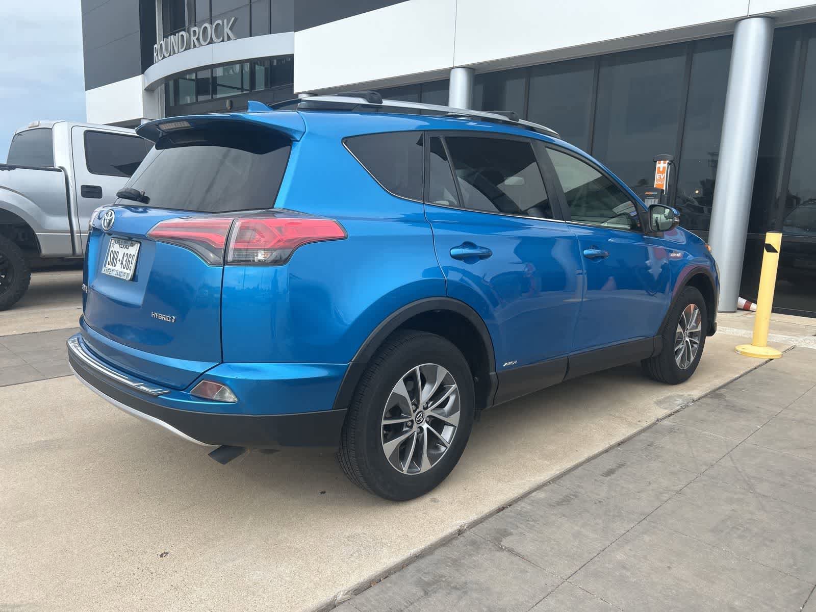 Used 2018 Toyota RAV4 LE AWD/4WD image 9