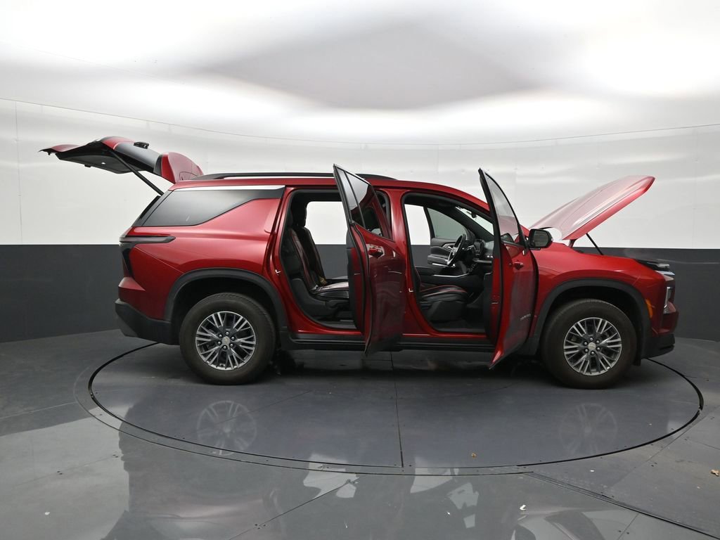 Used 2025 Chevrolet Traverse LT FWD image 29