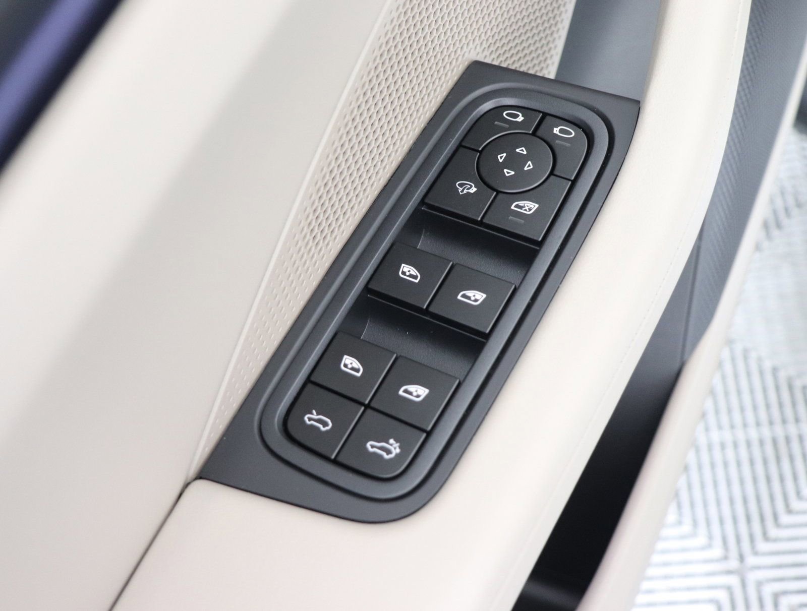 Certified 2025 Porsche Macan 4S Electric image 27