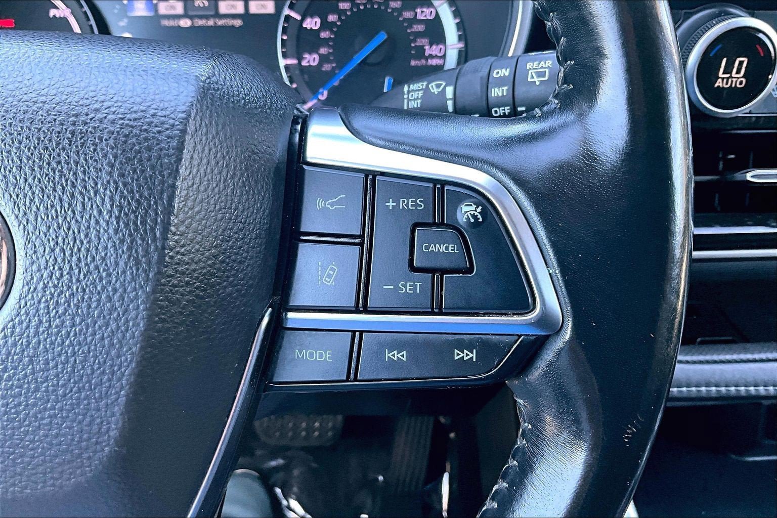 Used 2021 Toyota Highlander XLE AWD/4WD image 18