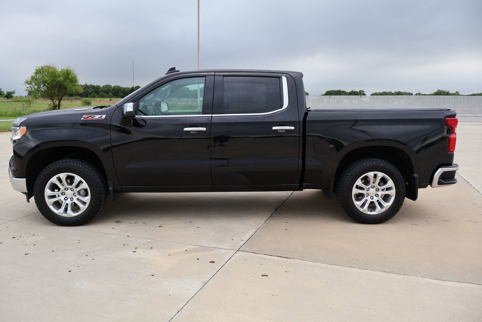 Used 2023 Chevrolet Silverado 1500 LTZ w/ LTZ Premium Package AWD/4WD image 2