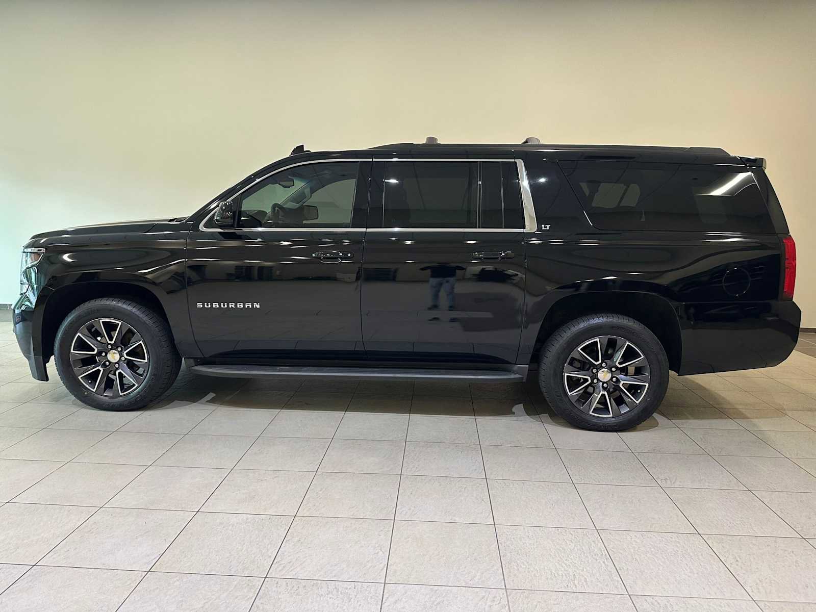 Used 2015 Chevrolet Suburban LT w/ Luxury Package AWD/4WD image 3