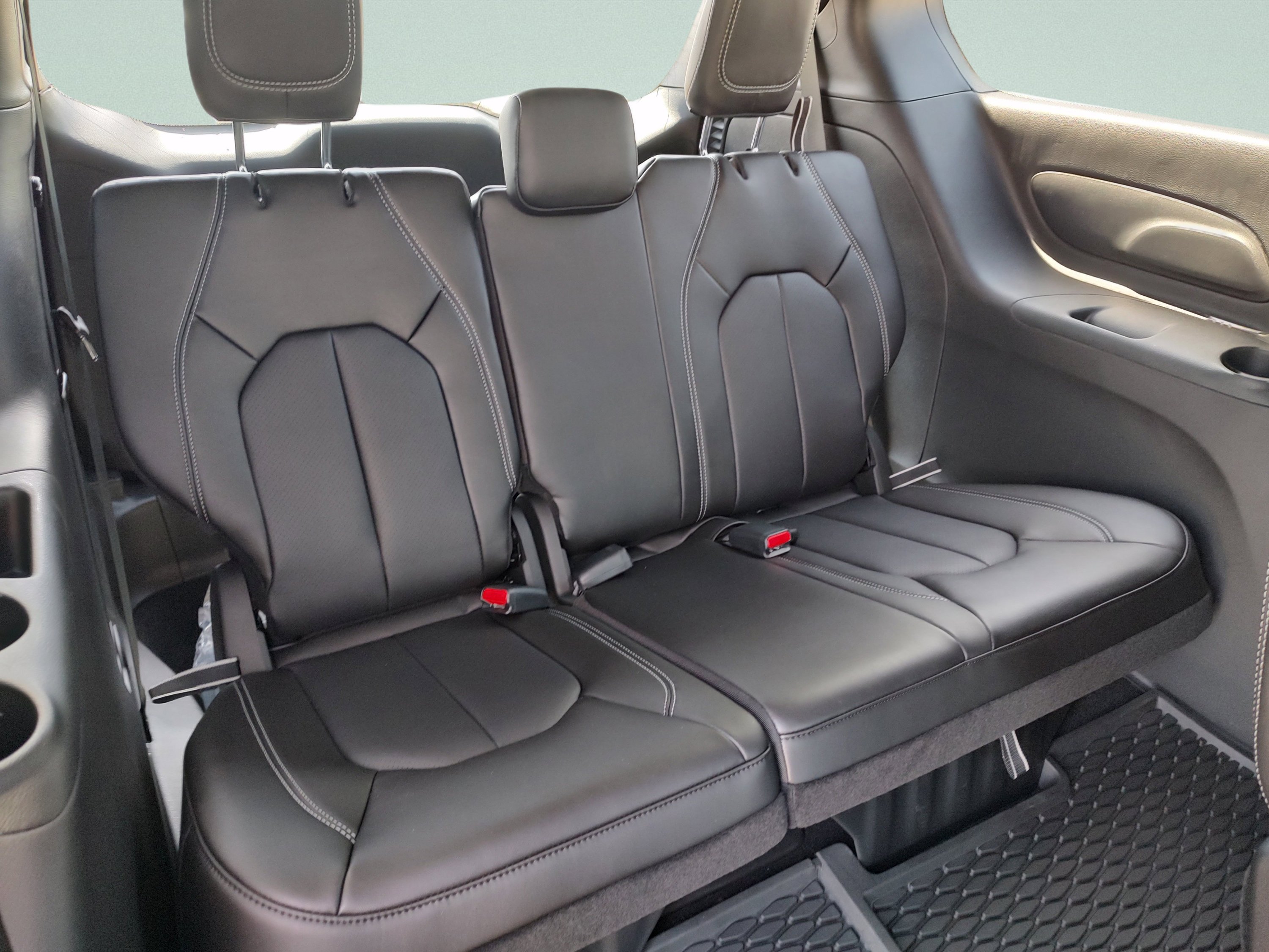 New 2026 Chrysler Pacifica Select w/ S Appearance Package FWD image 32