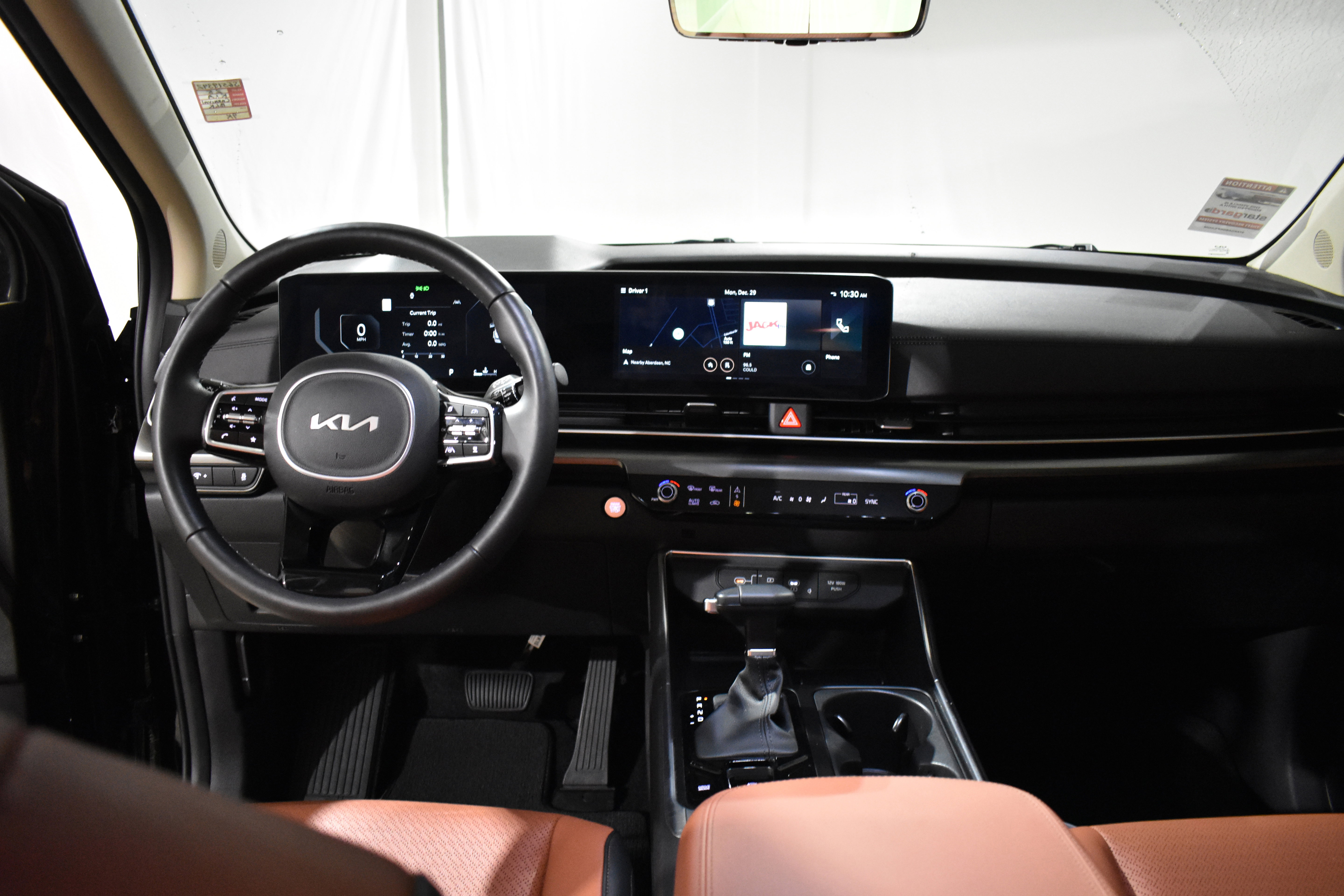 Used 2025 Kia Carnival SX Prestige image 35