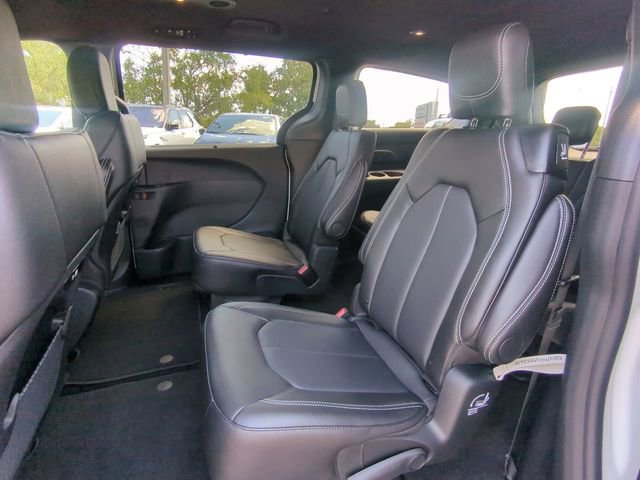 New 2027 Chrysler Pacifica Select FWD image 17