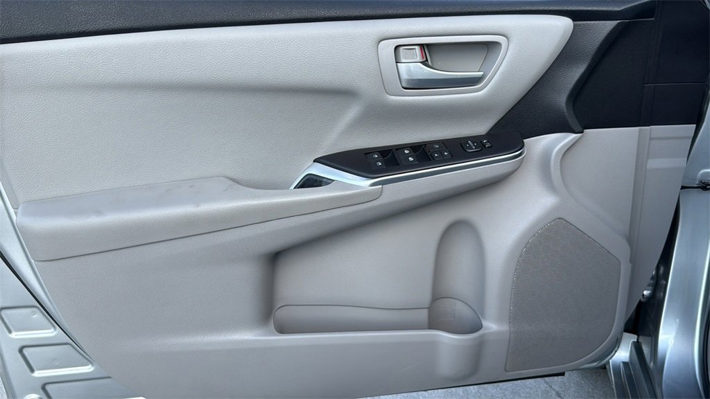 Used 2017 Toyota Camry LE image 11
