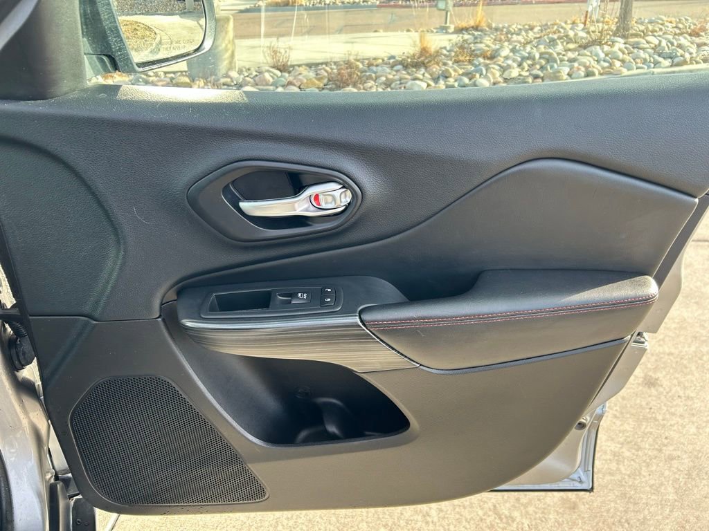 Used 2015 Jeep Cherokee Trailhawk image 32