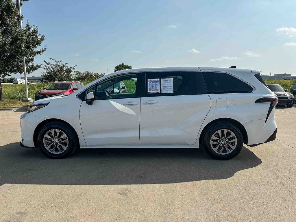 Used 2023 Toyota Sienna LE FWD image 6