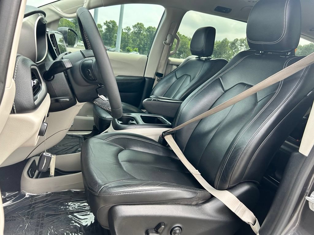 Used 2022 Chrysler Pacifica Touring-L w/ Uconnect Theater Family Group FWD image 12