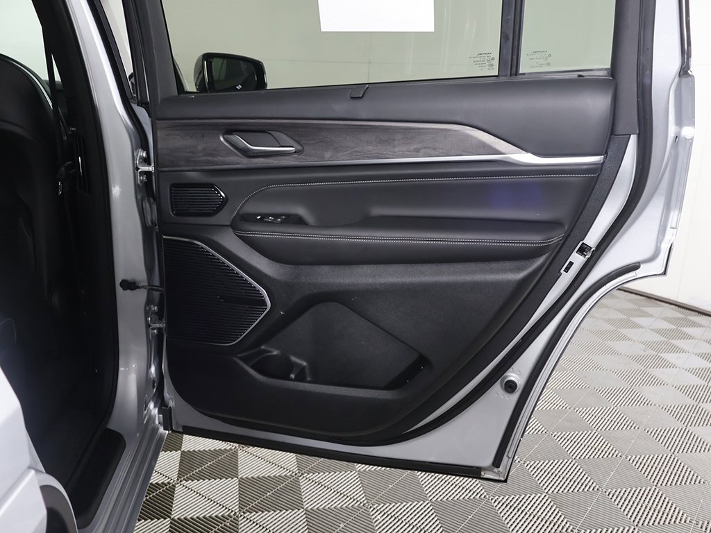 Used 2021 Jeep Grand Cherokee L Overland w/ Luxury Tech Group IV image 32