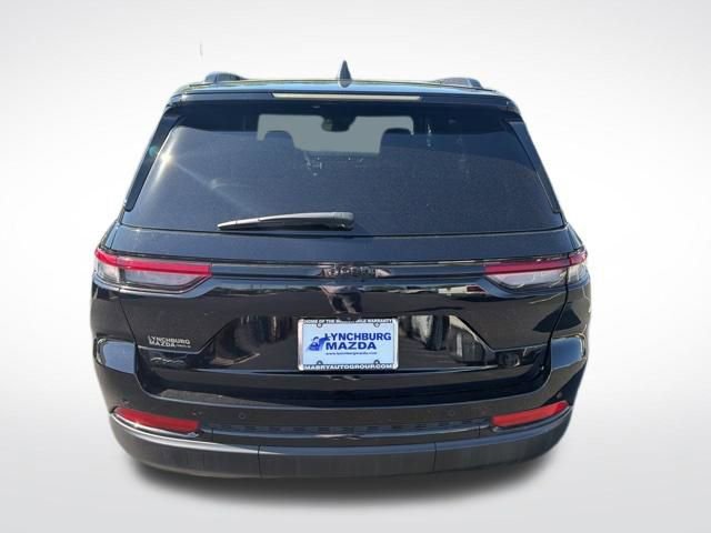 Used 2023 Jeep Grand Cherokee Altitude AWD/4WD image 5