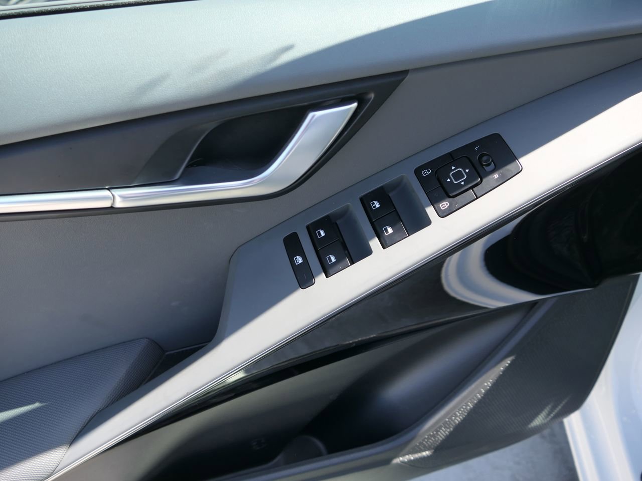 Used 2025 Kia Niro EX FWD image 13