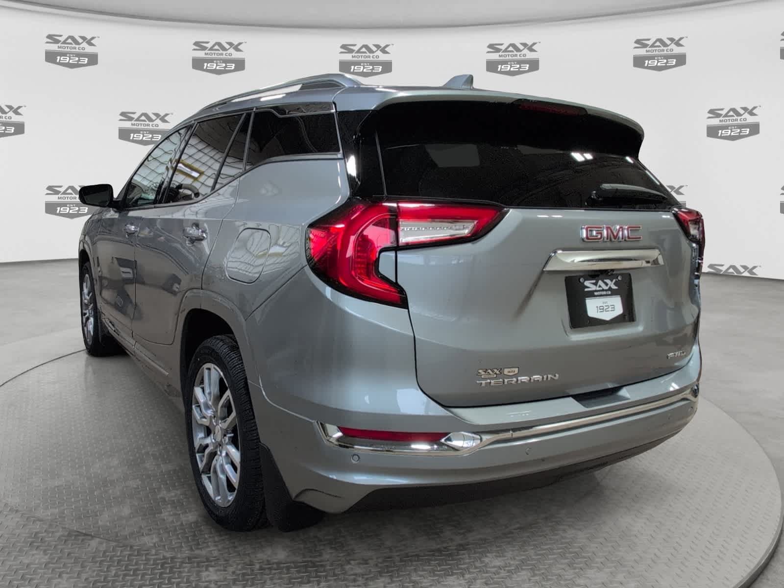 Used 2024 GMC Terrain Denali w/ Denali Premium Package AWD/4WD image 3