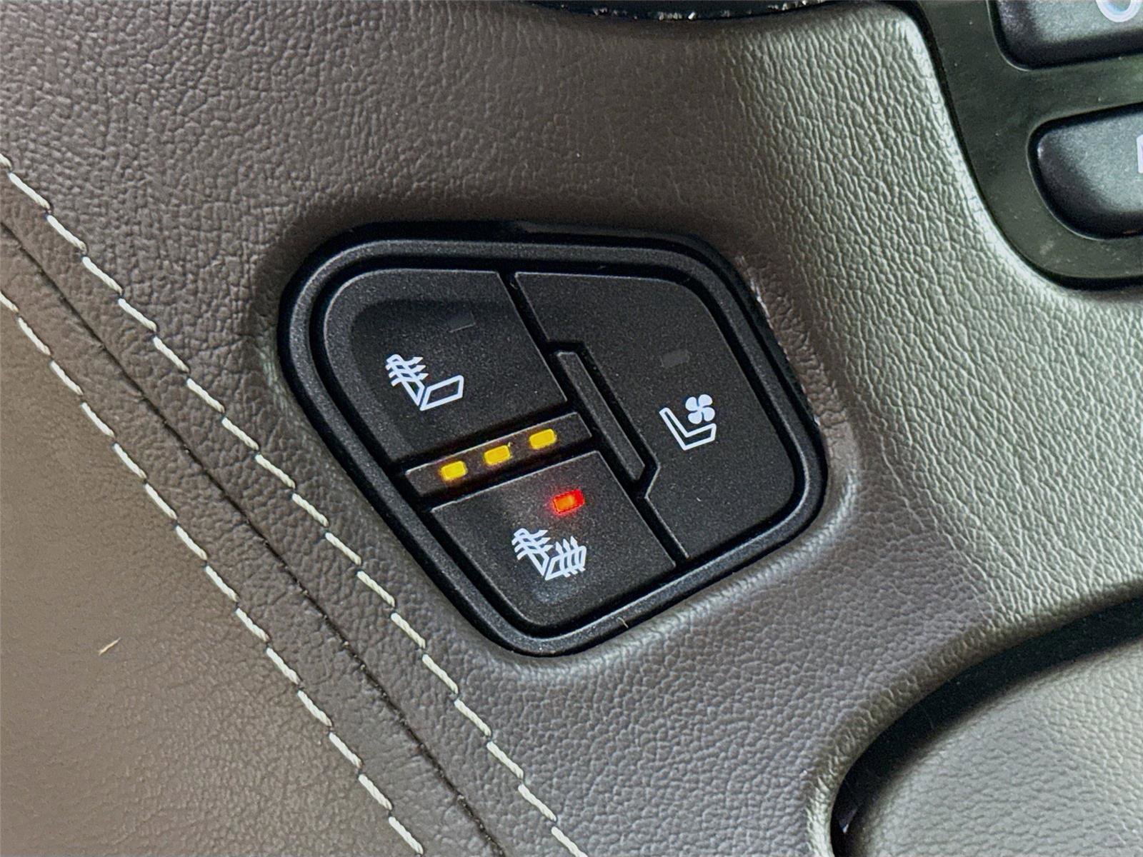 Used 2019 Chevrolet Suburban Premier AWD/4WD image 22