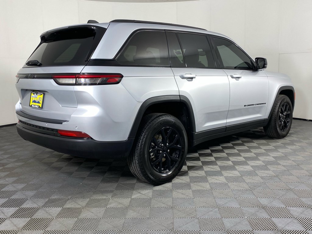 Used 2024 Jeep Grand Cherokee Altitude image 19