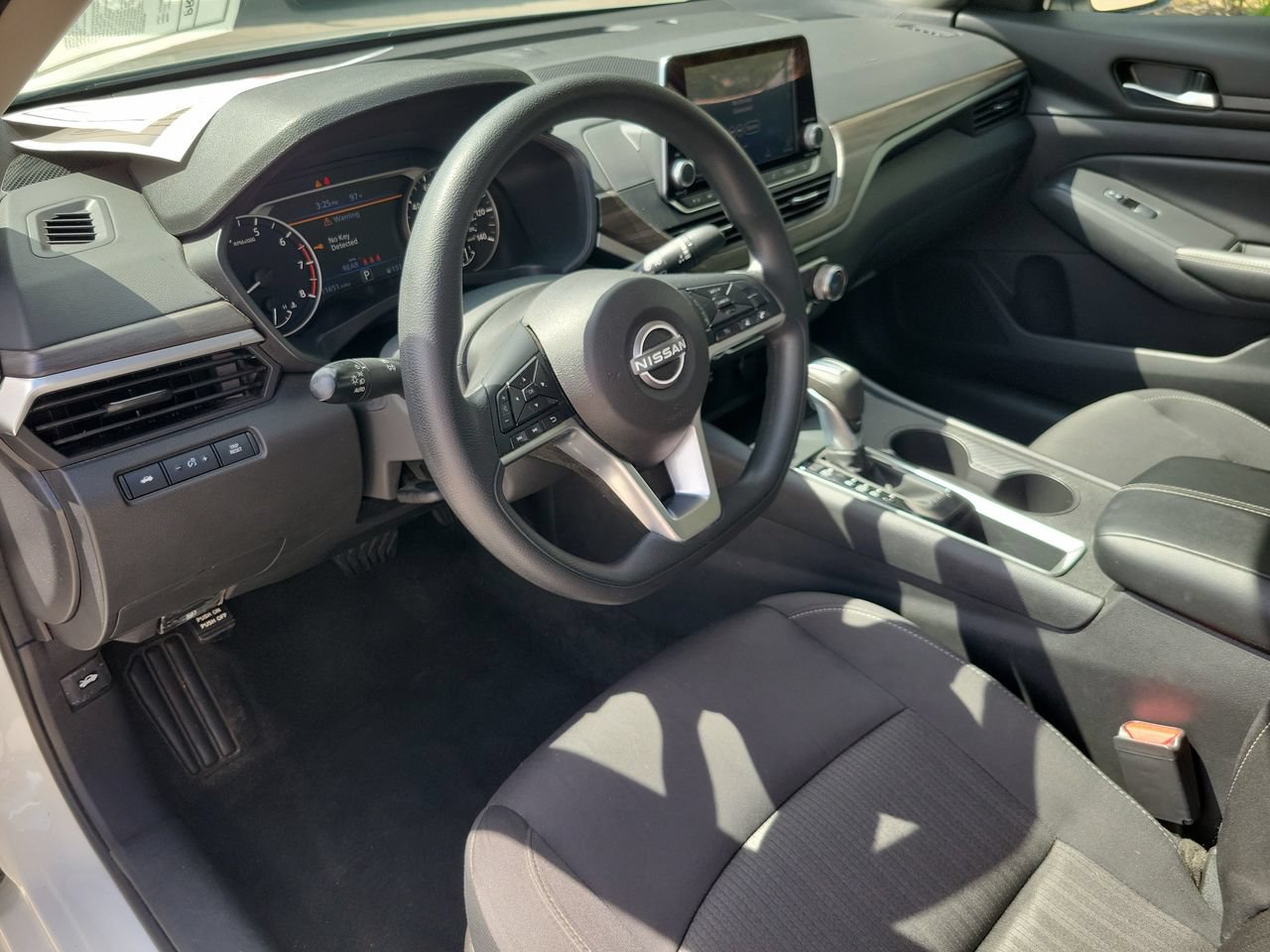 Used 2025 Nissan Altima 2.5 SV FWD image 14