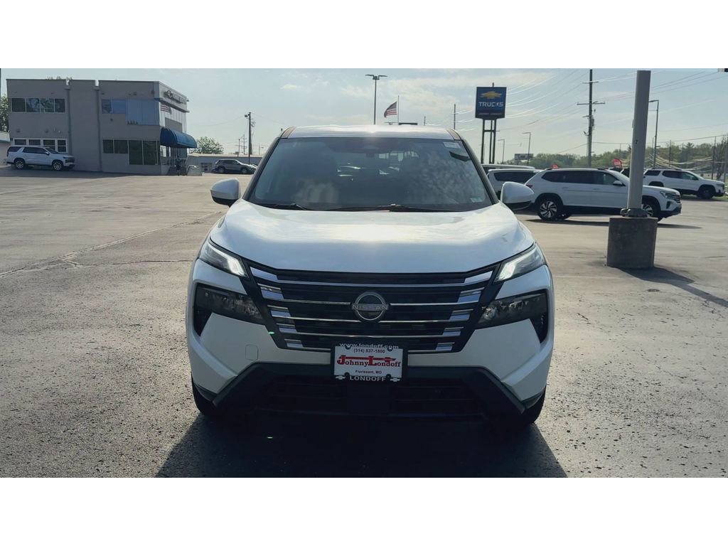 Used 2025 Nissan Rogue SV AWD/4WD image 3
