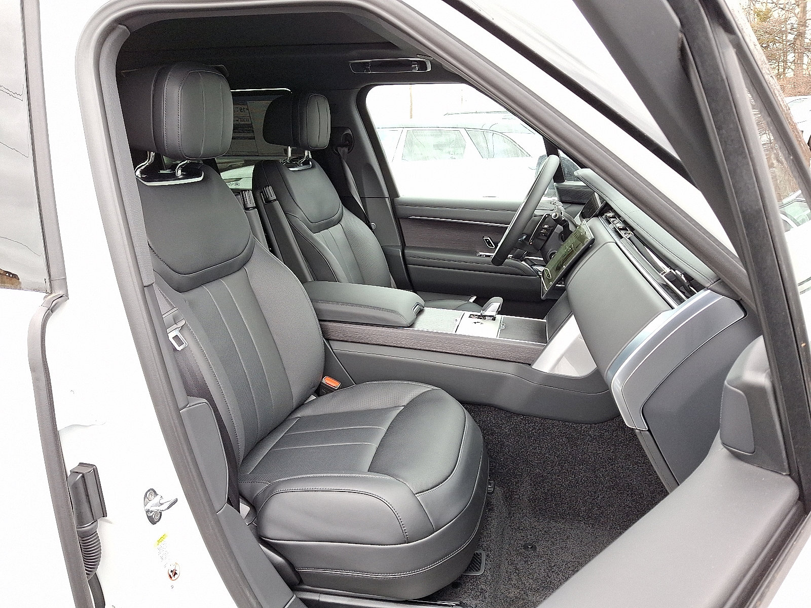 New 2025 Land Rover Range Rover SE image 3