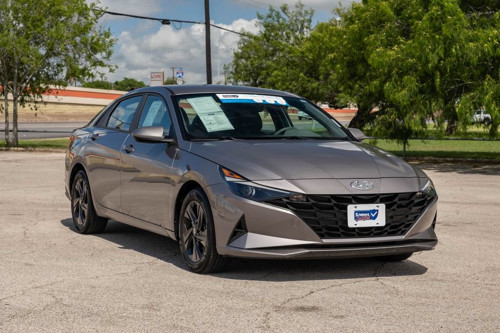 Used 2023 Hyundai Elantra SEL w/ Cargo Package FWD image 2