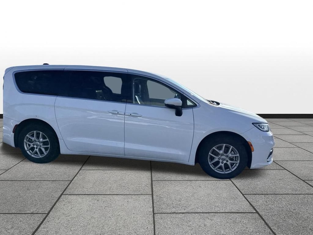 Used 2023 Chrysler Pacifica Touring-L FWD image 4