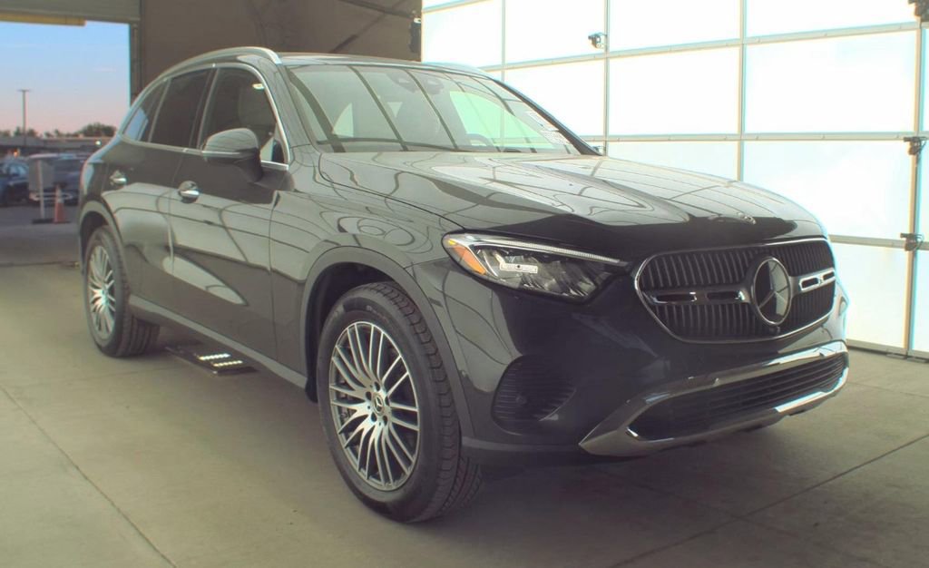 Used 2025 Mercedes-Benz GLC 300 4MATIC image 3