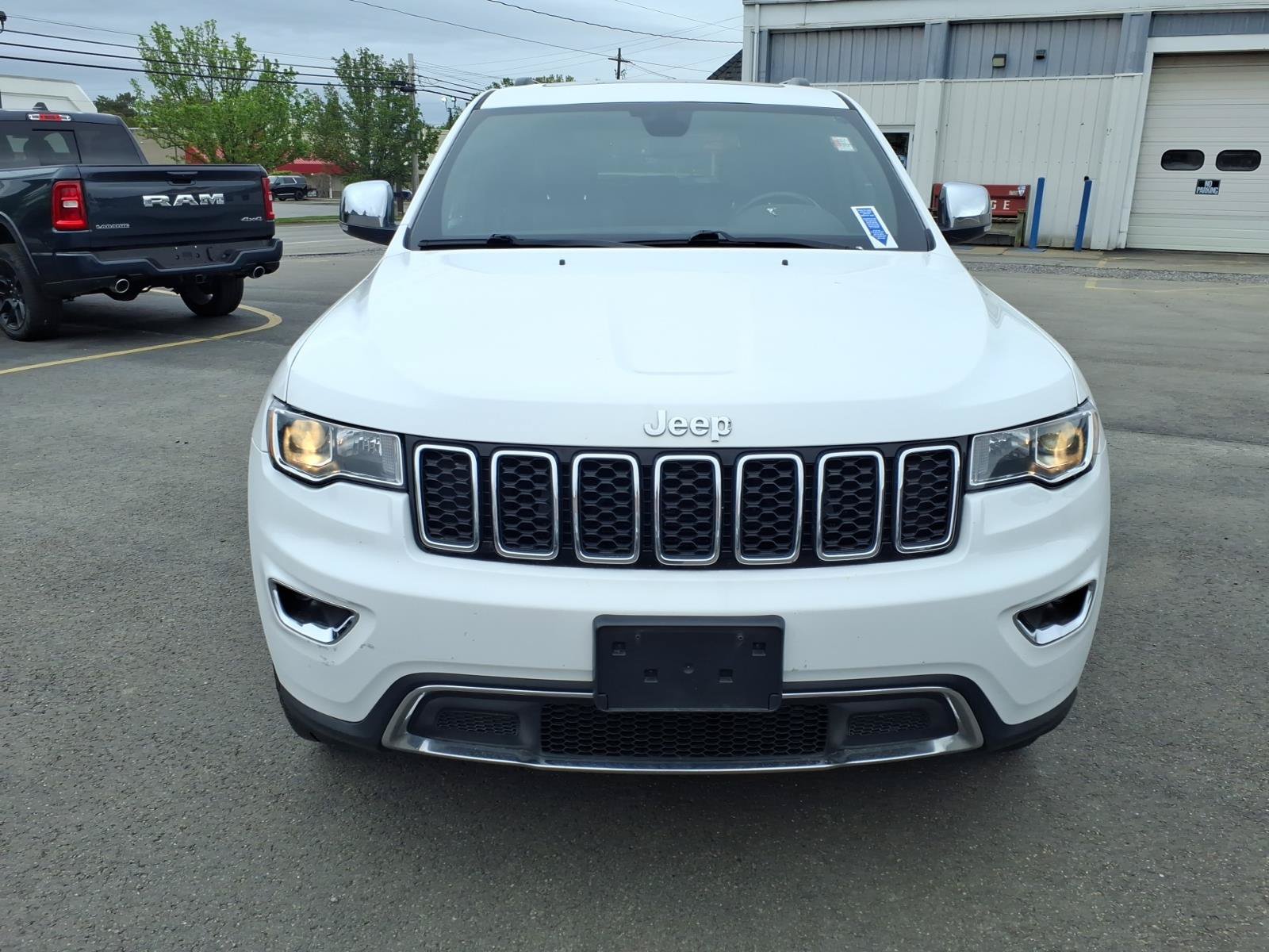 Used 2022 Jeep Grand Cherokee Limited AWD/4WD image 2