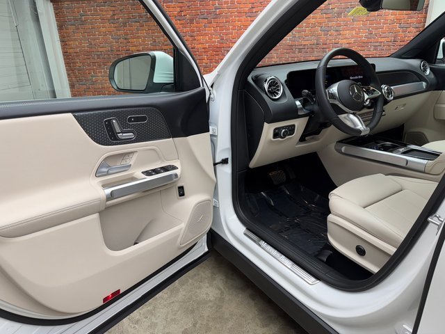 Used 2025 Mercedes-Benz GLB 250 4MATIC image 9