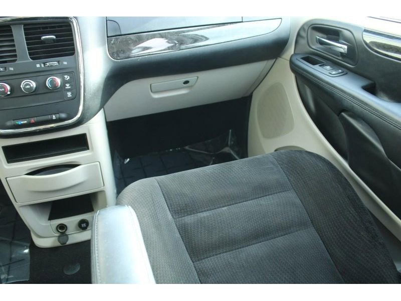 Used 2015 Dodge Grand Caravan American Value Package w/ UConnect Hands-Free Group image 19
