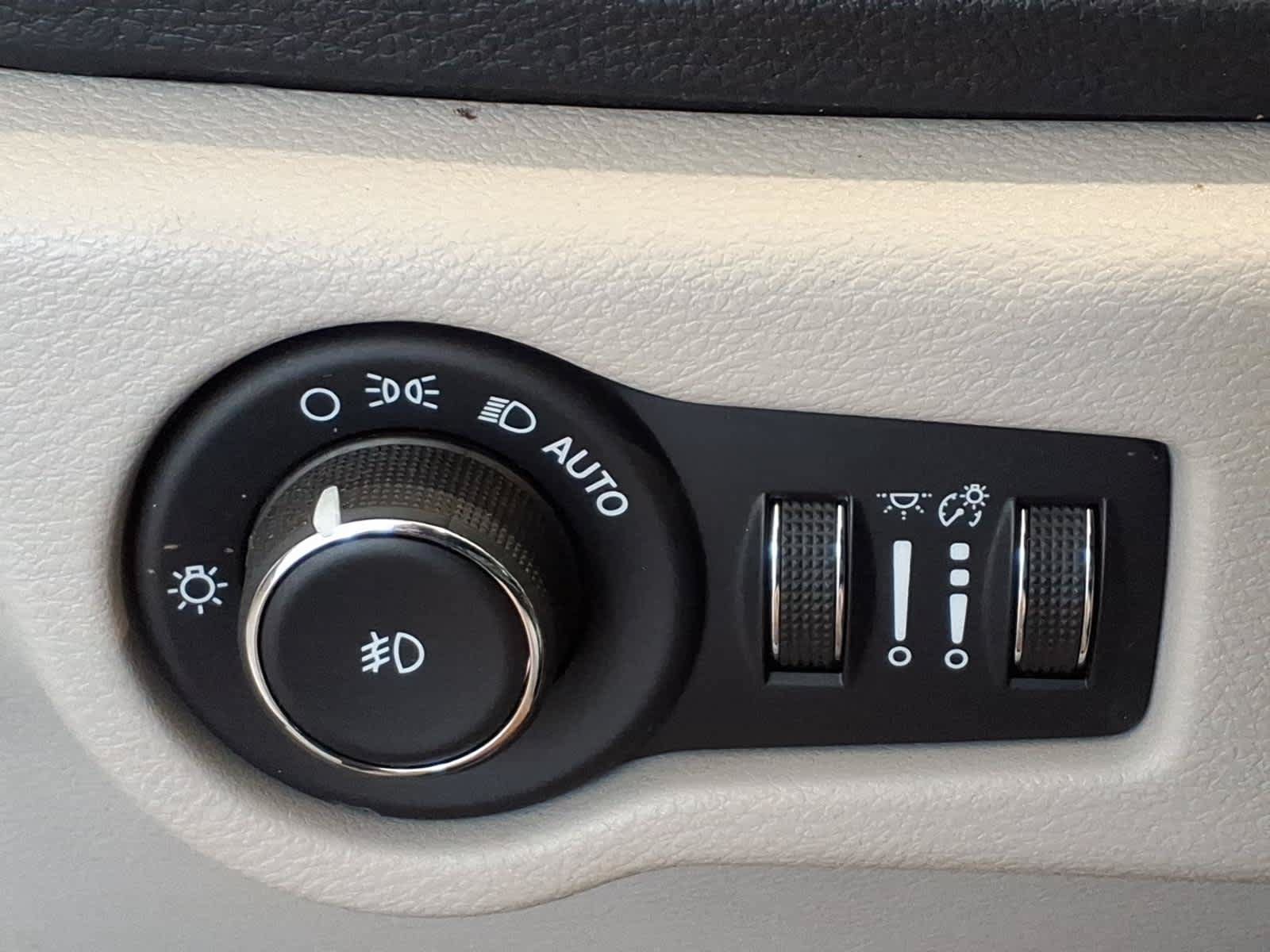 Used 2018 Chrysler Pacifica Limited w/ Advanced Safetytec Group FWD image 11