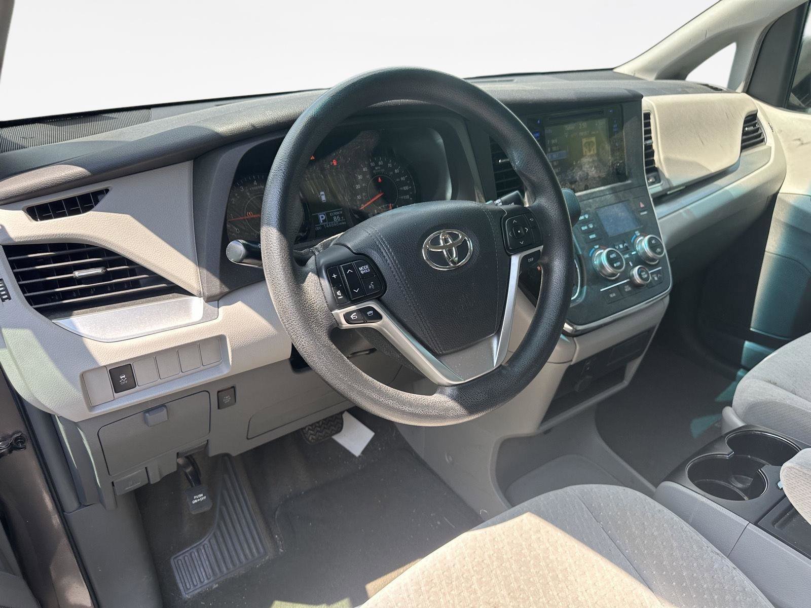 Used 2015 Toyota Sienna LE FWD image 11