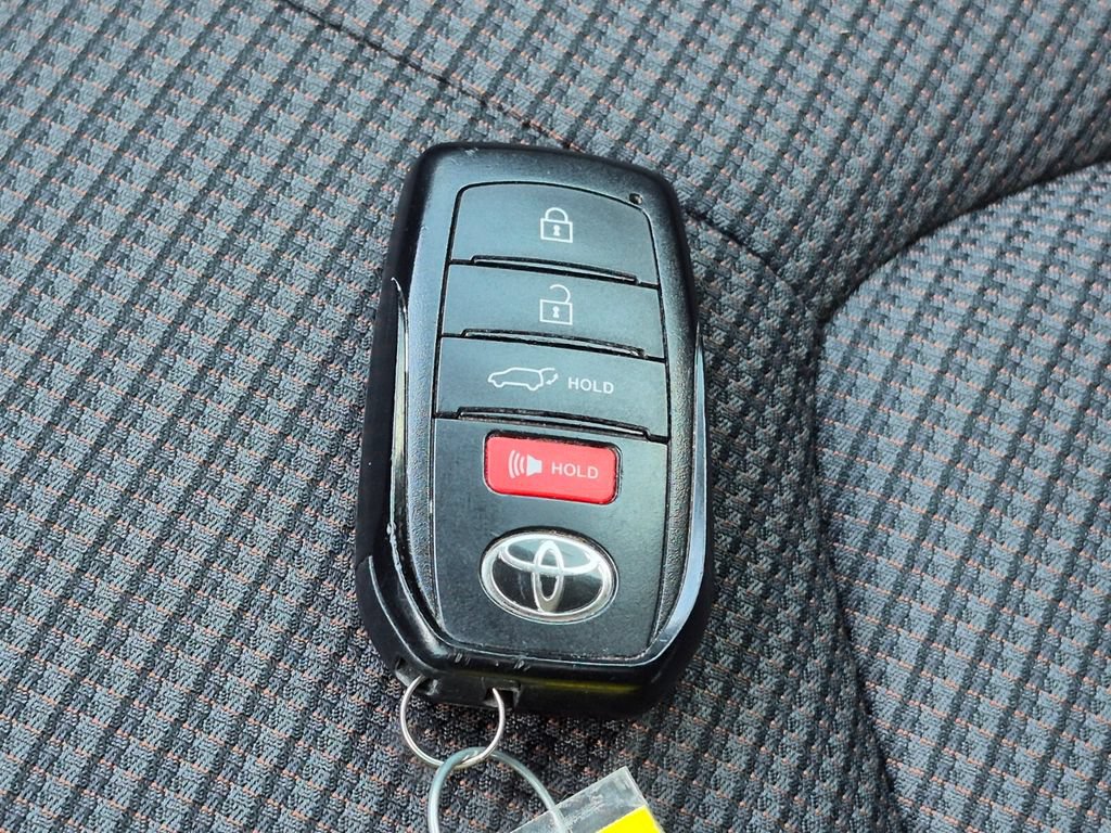 Used 2025 Toyota Highlander LE FWD image 39