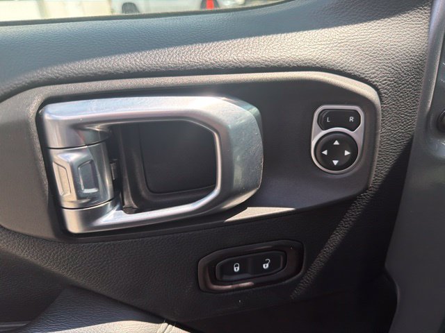 Used 2018 Jeep Wrangler Unlimited Sahara AWD/4WD image 12