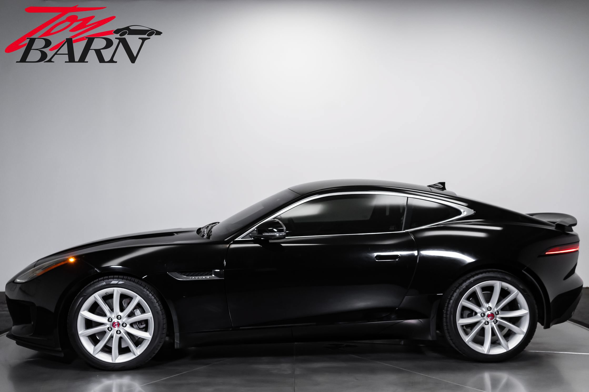 Used 2019 Jaguar F-TYPE Coupe RWD image 2