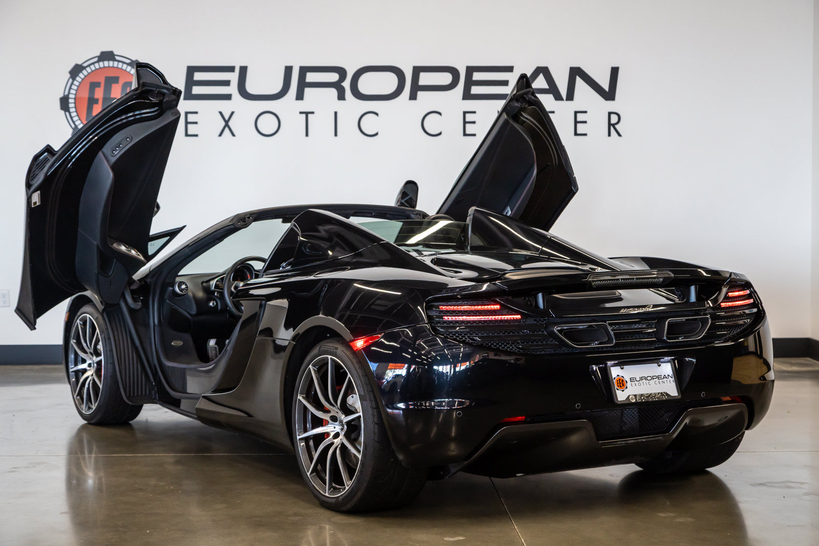 Used 2013 McLaren MP4-12C Spider RWD image 12