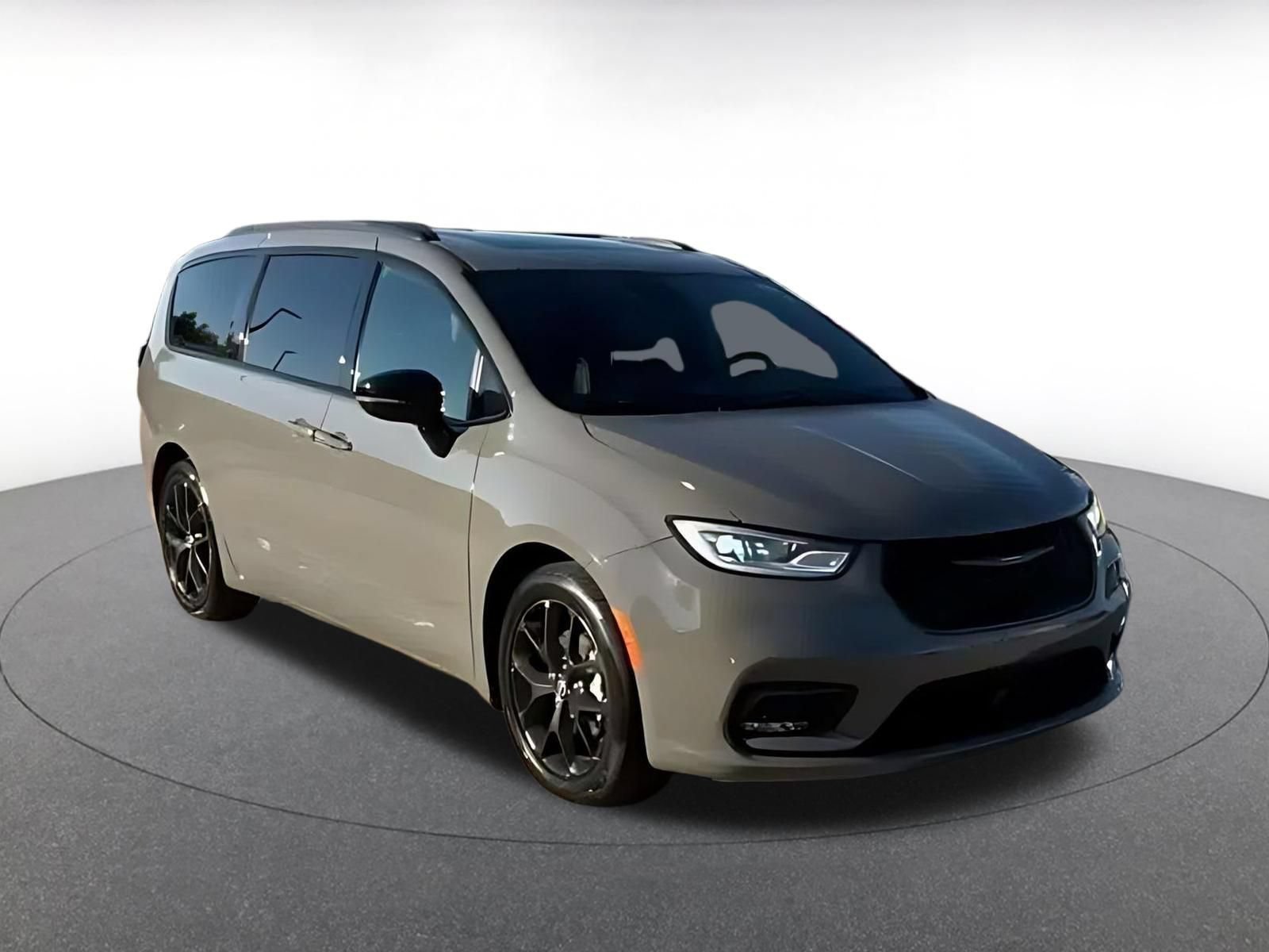 Used 2025 Chrysler Pacifica Limited FWD image 2