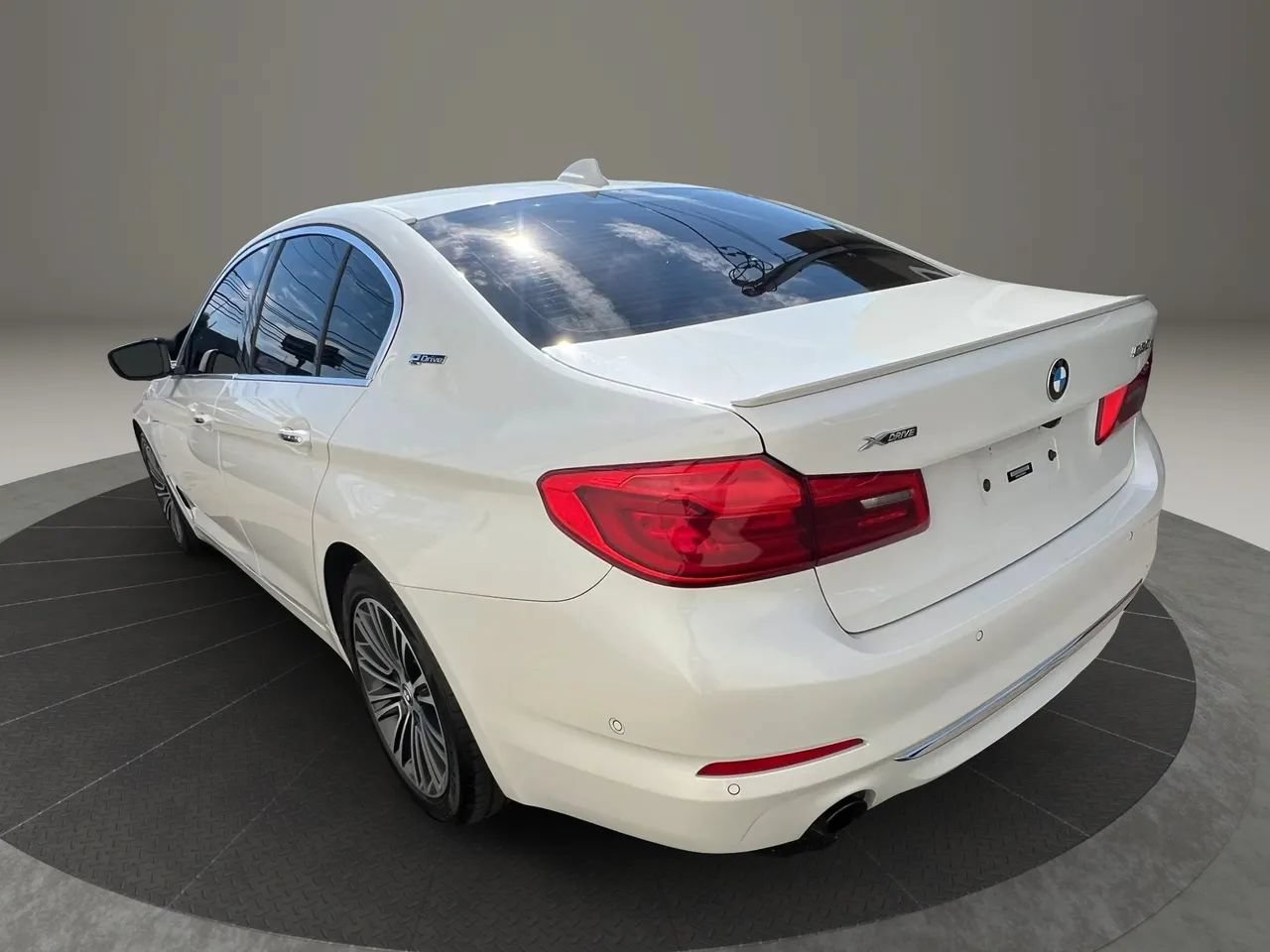 Used 2018 BMW 530e xDrive w/ Premium Package 2 AWD/4WD image 7